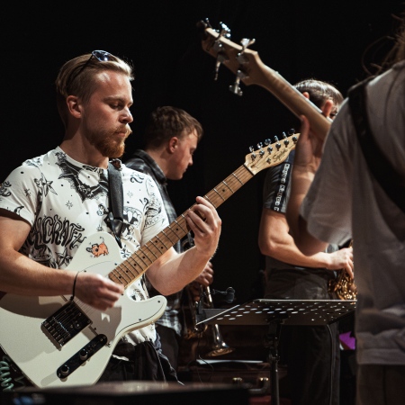 IJ2A0173 Enhanced NR