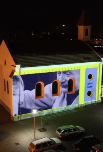 ZUŠ připomněla 100. výročí narození Alfréda Radoka videomapingem 